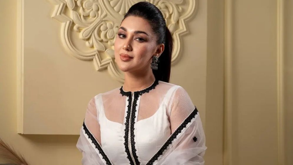 সাদার আভিজাত্যে নজর কাড়লেন অপু বিশ্বাস