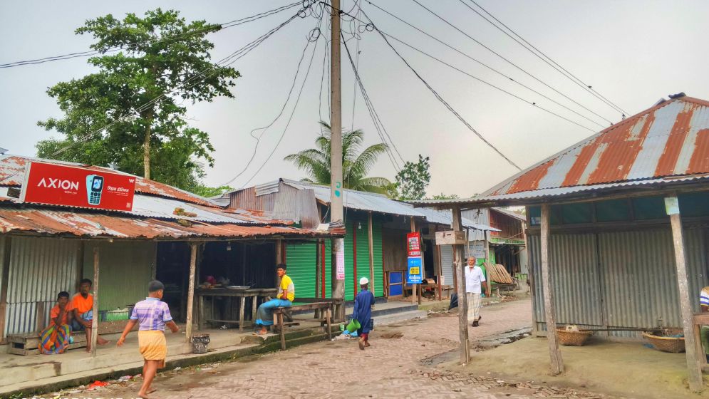 ৪ বছর ধরে বিদ্যুৎ নেই দৌলতখানে