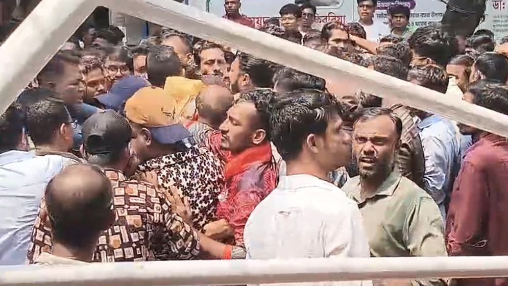 ছাগলের হাটকে কেন্দ্র করে বিএনপি-স্বেচ্ছাসেবকদল-যুবদল-ছাত্রদলের সংঘর্ষ