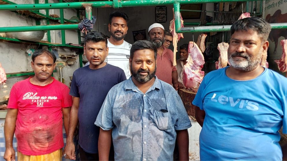 কুরবানির তিন দিনে ৪ জনে কাটবেন ১৬ গরু, আয় ৪ লাখ