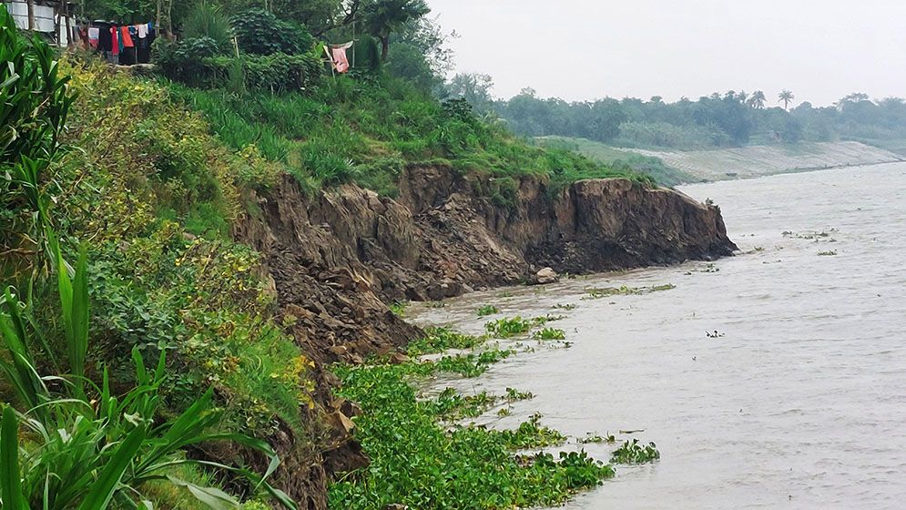 বাড়ছে পানি ভাঙছে পাড়, ভয়ে রাত কাটছে হাজারও বসতির