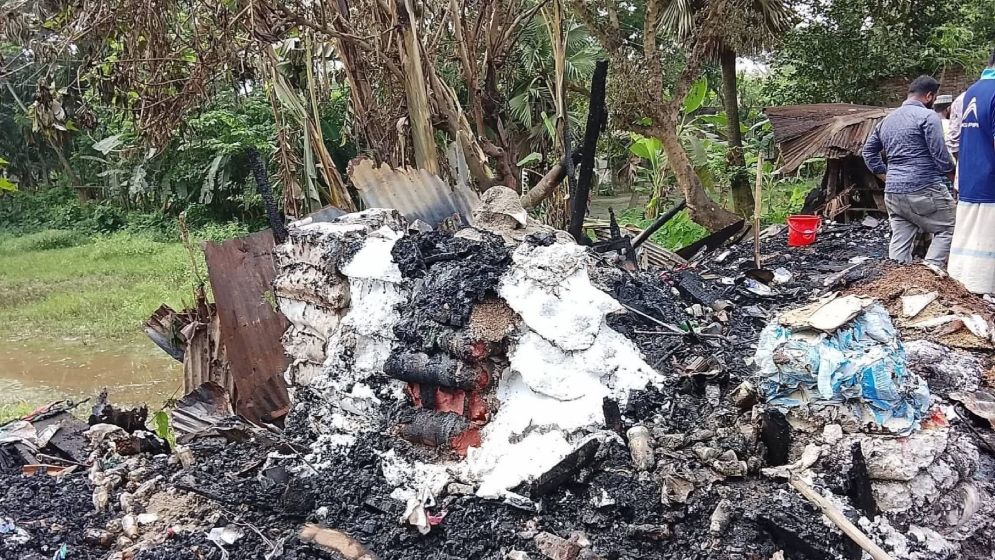ভয়াবহ অগ্নিকাণ্ডে ৭ দোকান পুড়ে ছাই