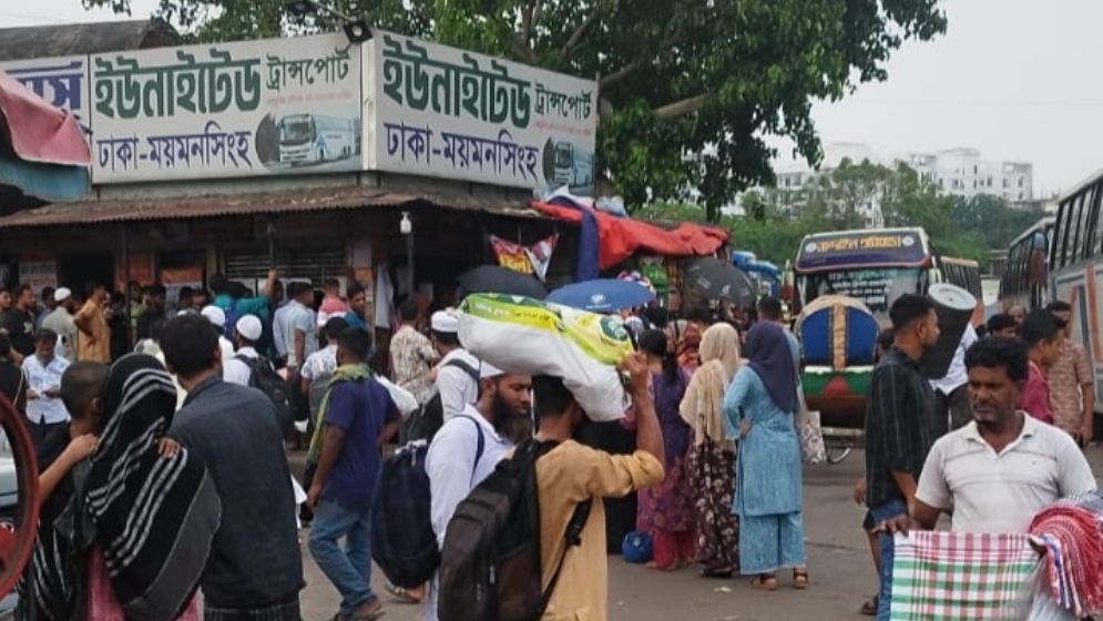 মহাখালী বাস টার্মিনালে বেলা বাড়ার সঙ্গে বাড়ছে যাত্রীর ভিড়