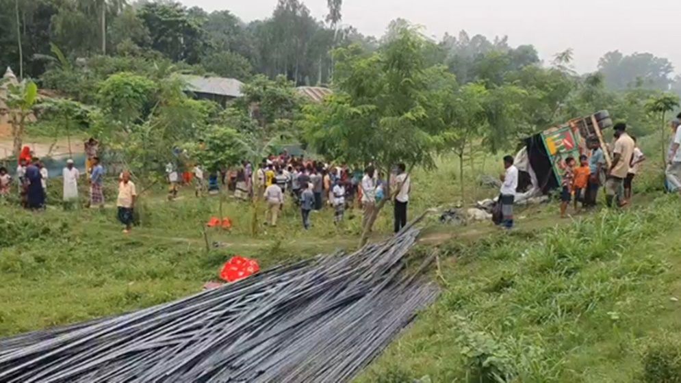যমুনা সেতুর পূর্বপাড়ে রডবোঝাই ট্রাক উলটে নিহত ১৫