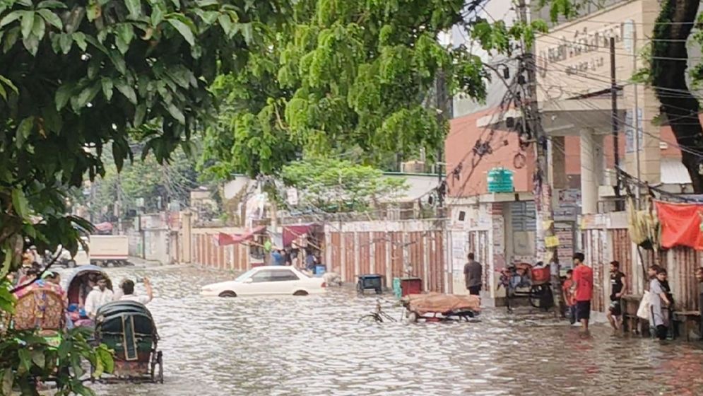 এক ঘণ্টার ভারি বৃষ্টিতে ডুবল রাজধানীর গুরুত্বপূর্ণ সড়ক