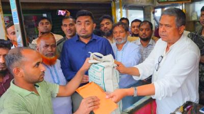 গাজীপুরে অগ্নিকাণ্ডে ক্ষতিগ্রস্ত পরিবারের পাশে এমপি ডা. বাচ্চু