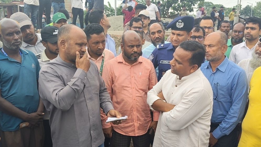 অতিরিক্ত ভাড়া আদায়, ছদ্মবেশে ধরলেন নৌ-প্রতিমন্ত্রী