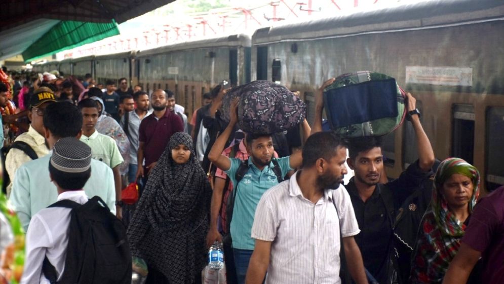 চট্টগ্রামে বাস ও ট্রেন স্টেশনে ঘরমুখো মানুষের ভিড়