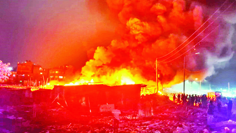 দুই শতাধিক ঘর পুড়ে ছাই
