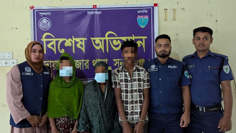 দুইজন ধরে রাখে, খালাকে উপর্যুপরি ছুরিকাঘাত করে ভাগ্নে