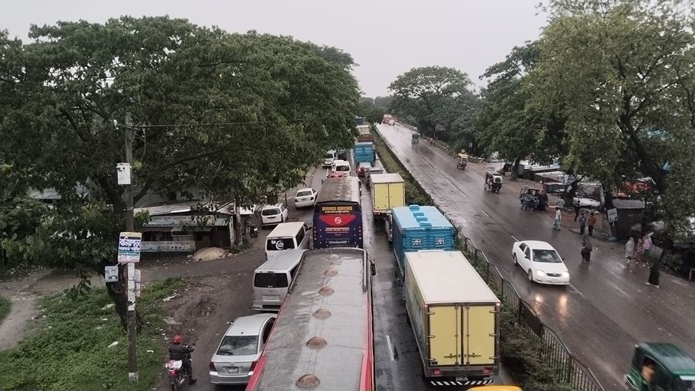 ঢাকা-চট্টগ্রাম মহাসড়কে ১৩ কিমি যানজট, ভোগান্তি চরমে