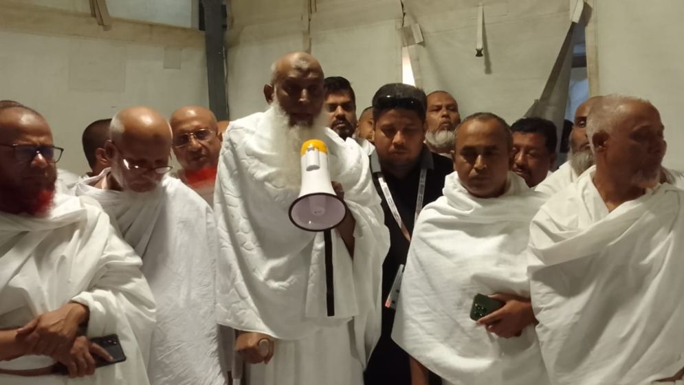 হাজিদের সার্বক্ষণিক খোঁজ নিচ্ছেন ধর্মমন্ত্রী