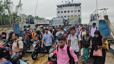 ঘরমুখো যাত্রীদের ভিড় ফেরিতে, বৃষ্টিতে ভোগান্তি চরমে
