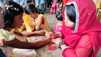 হাসির বিনিময়ে মেহেদী