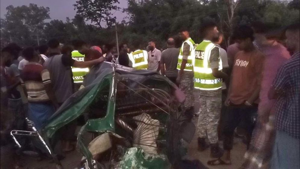 সিরাজগঞ্জে বাসের ধাক্কায় সিএনজিচালকসহ নিহত ৩