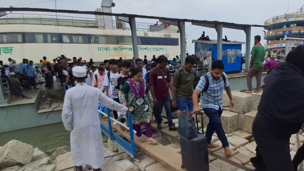 ভোলায় ইলিশা লঞ্চঘাটে বিধ্বস্ত জেটি প্রতিস্থাপন হয়নি, চরম দুর্ভোগে যাত্রীরা