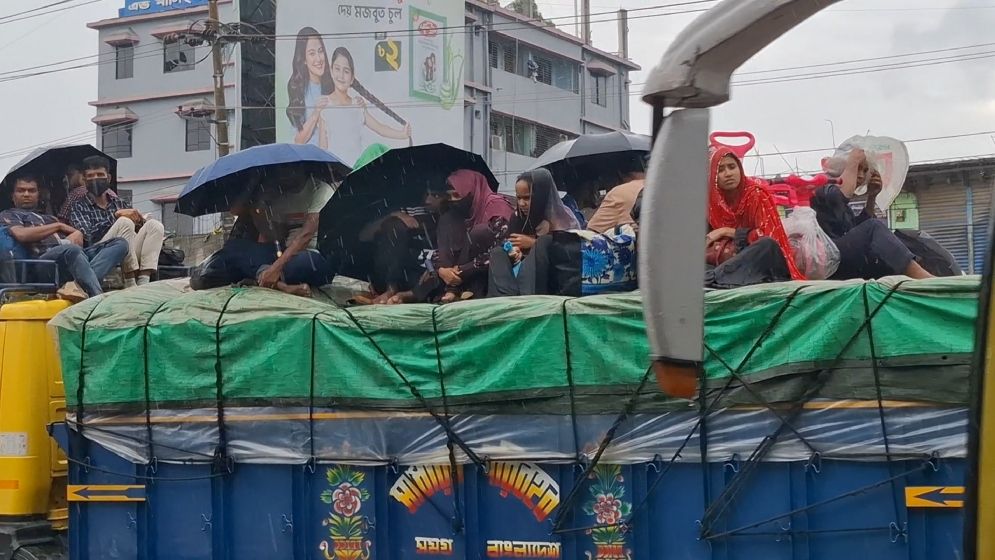 বৃষ্টিতে ঢাকা-টাঙ্গাইল মহাসড়কে ঘরমুখো মানুষের চরম ভোগান্তি