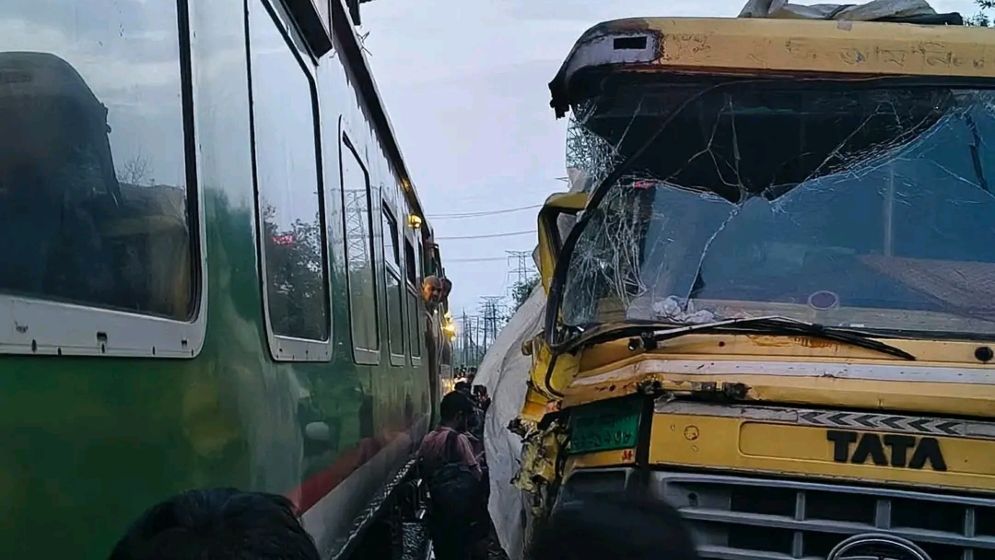 পার্বতীপুরে রেলগেটে ট্রেন–ট্রাক সংঘর্ষে ১১ যাত্রী আহত