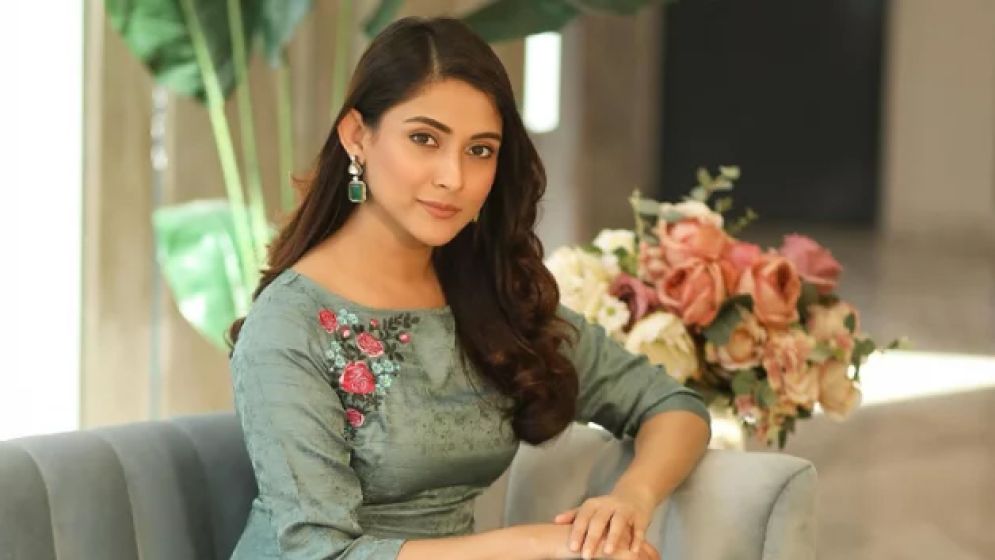 গরুর হাটে কেঁদে অস্থির মেহজাবীন