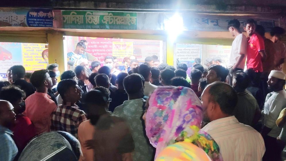 দ্বিগুণ ভাড়া নিয়ে বাস না দিয়ে পালাল মালিকরা, না. গঞ্জে ৫ ঘণ্টা অবরোধ