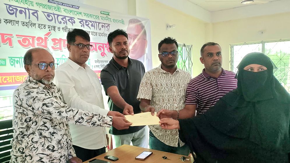 দৌলতখানে অসহায়দের মাঝে প্রধানমন্ত্রীর নগদ অর্থ বিতরণ