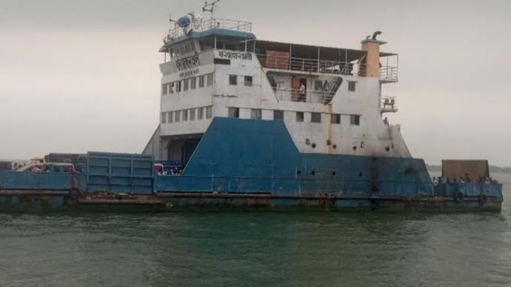 ১ ঘণ্টা বন্ধ থাকার পর দৌলতদিয়া-পাটুরিয়া নৌরুটে ফেরি চলাচল স্বাভাবিক