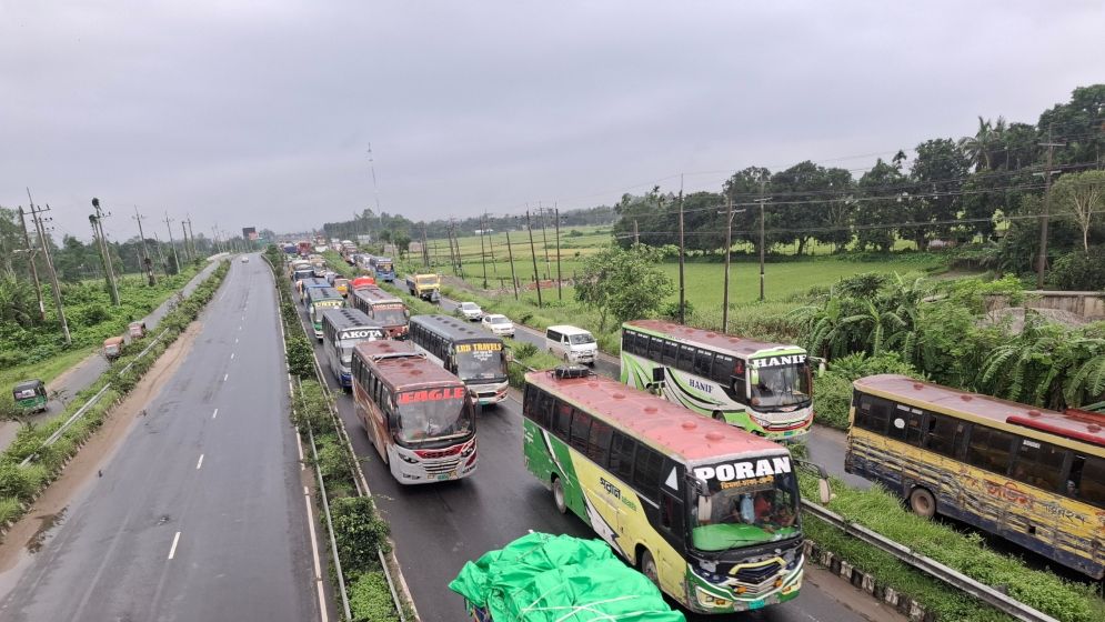 ঢাকা-টাঙ্গাইল মহাসড়কে ৩৫ কিলোমিটার যানজট, বৃষ্টিতে ভোগান্তি