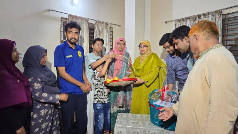 প্রধানমন্ত্রীর কাছ থেকে ঈদ উপহার পেলেন ফেনীর সেই শিক্ষিকা