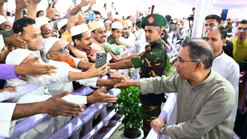 মুসল্লিদের সঙ্গে প্রধানমন্ত্রীর শুভেচ্ছা বিনিময়