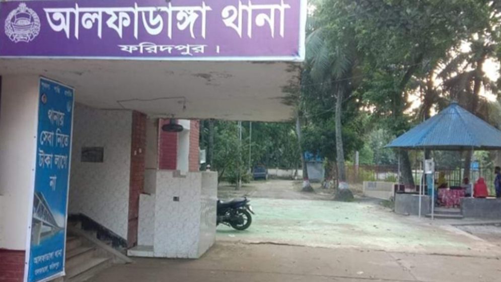 মাকে কোদাল দিয়ে কুপিয়ে মেরে ফেলল ছেলে