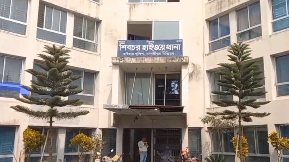এক্সপ্রেসওয়েতে চলন্ত বাস থেকে ছিটকে পড়ে নিহত ১