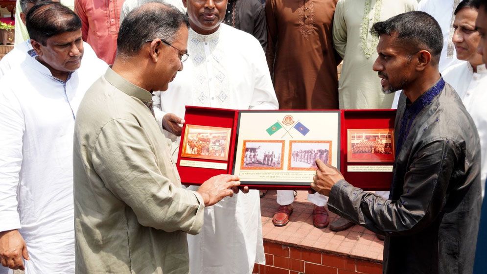 সেনানিবাসে গিয়ে আবেগতাড়িত প্রধানমন্ত্রী