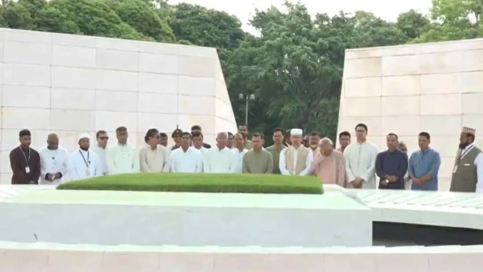 বাবা-মায়ের কবর জিয়ারত করলেন প্রধানমন্ত্রী