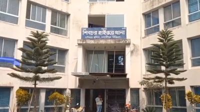 এক্সপ্রেসওয়েতে চলন্ত বাস থেকে ছিটকে পড়ে নিহত ১
