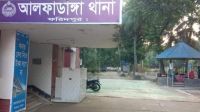 মাকে কোদাল দিয়ে কুপিয়ে মেরে ফেলল ছেলে