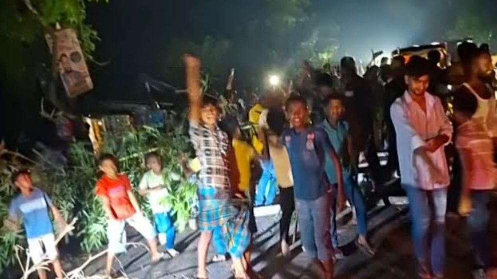 বিদ্যুতের দাবিতে রায়পুরে মহাসড়ক অবরোধ, ঘণ্টাব্যাপী যানজট