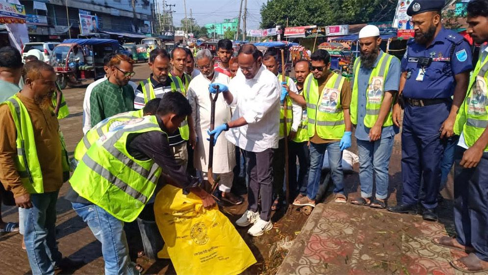 কুরবানির বর্জ্য অপসারণে মাঠে নামলেন প্রতিমন্ত্রী সালাউদ্দিন টুকু