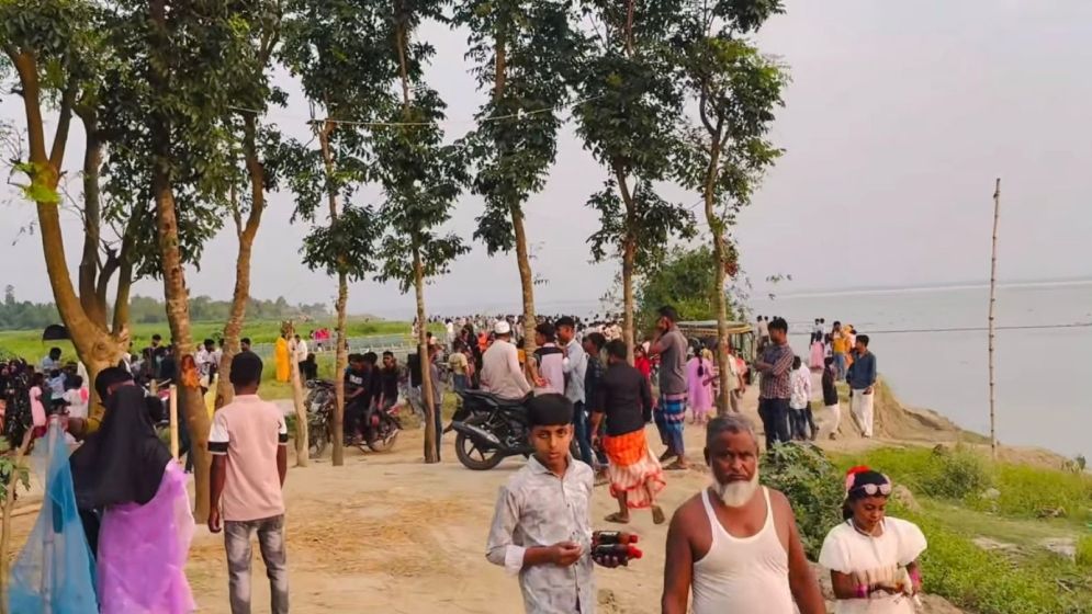 ঈদের ছুটিতে পদ্মা পাড়ে দর্শনার্থীর ভিড়