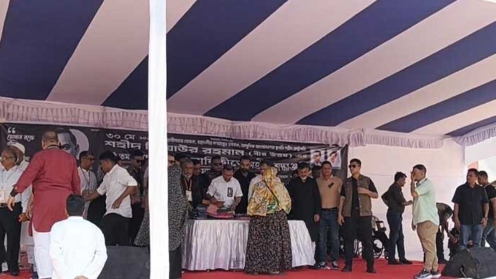 দুস্থদের মাঝে খাদ্যসামগ্রী ও বস্ত্র বিতরণ উদ্বোধন করলেন প্রধানমন্ত্রী