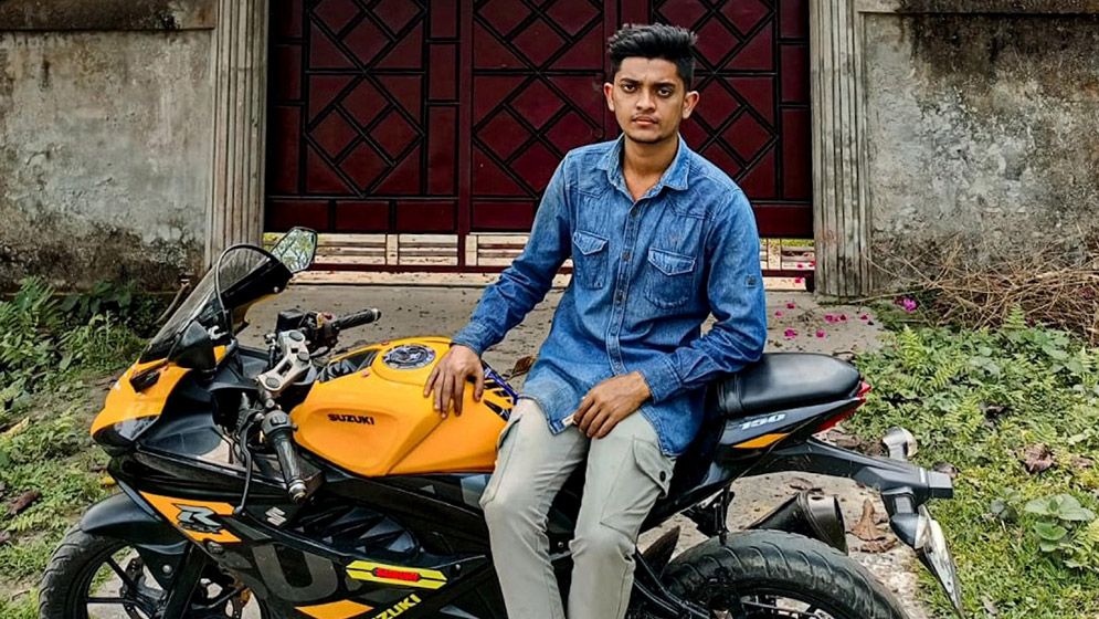 বাবাকে চাপ দিয়ে কেনা মোটরসাইকেলে প্রাণ গেল কলেজছাত্র মাহিরের
