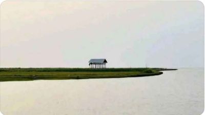 রামগতির চরে নারী ও শিশুসহ দুই শতাধিক পর্যটক আটকা