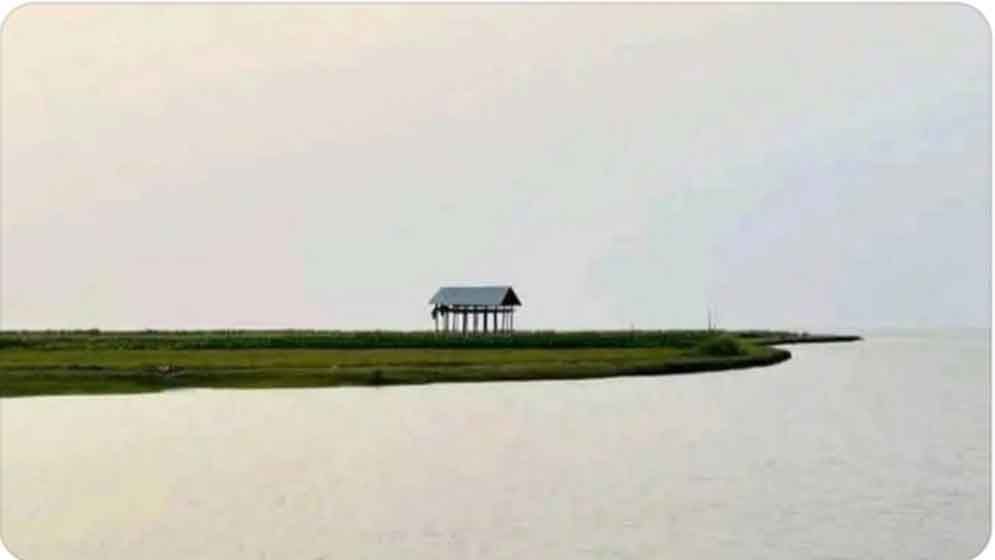 রামগতির চরে নারী ও শিশুসহ দুই শতাধিক পর্যটক আটকা