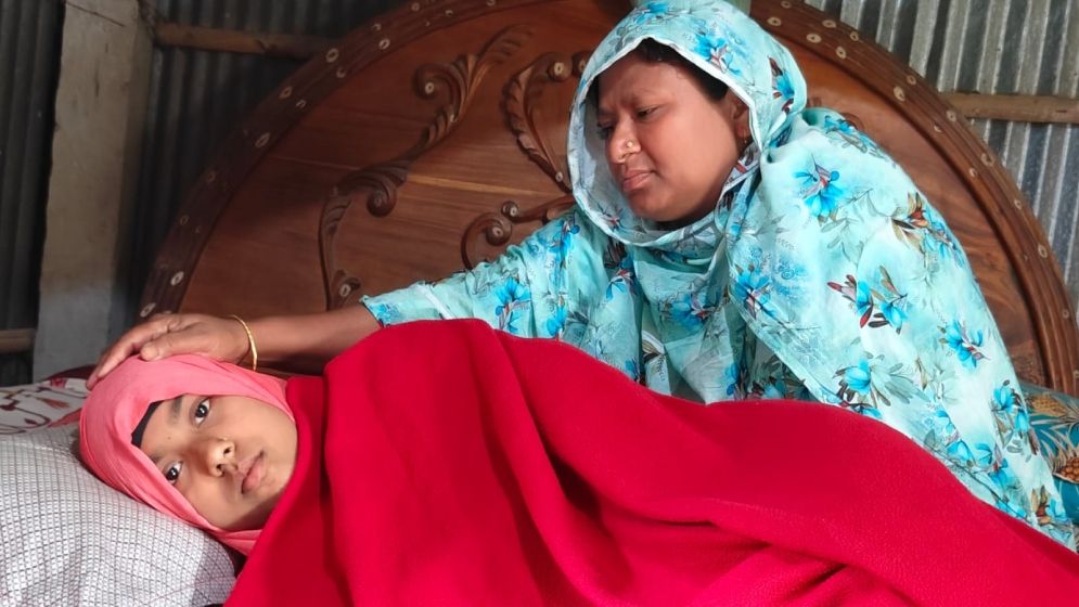 ক্যানসারে আক্রান্ত মা-মেয়ে, চিকিৎসার ব্যয় মেটাতে নিঃস্ব পরিবার