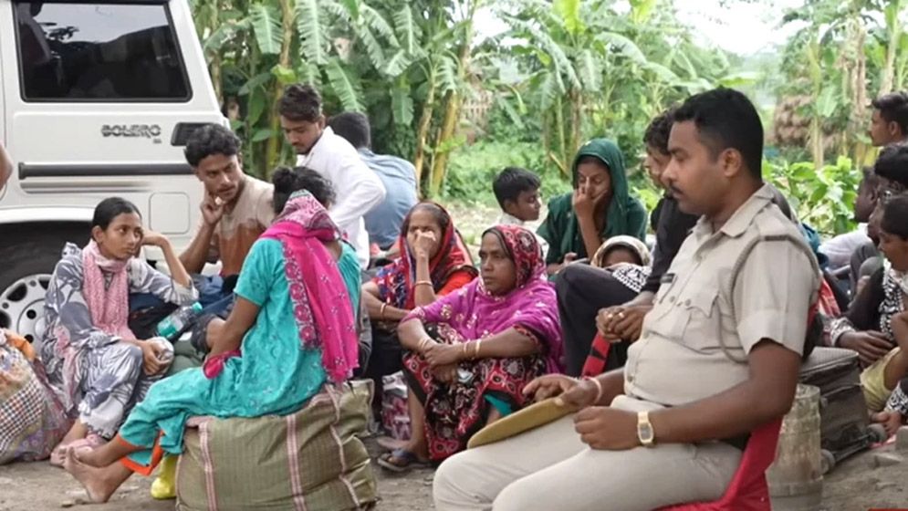সীমান্তে অপেক্ষারত মানুষ, অস্বস্তিতে কূটনীতি