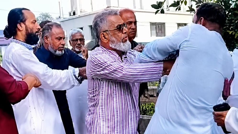 কমিটি নিয়ে বিএনপির দুই গ্রুপের হাতাহাতি, জুতা উঁচিয়ে তেড়ে এলেন নেতা