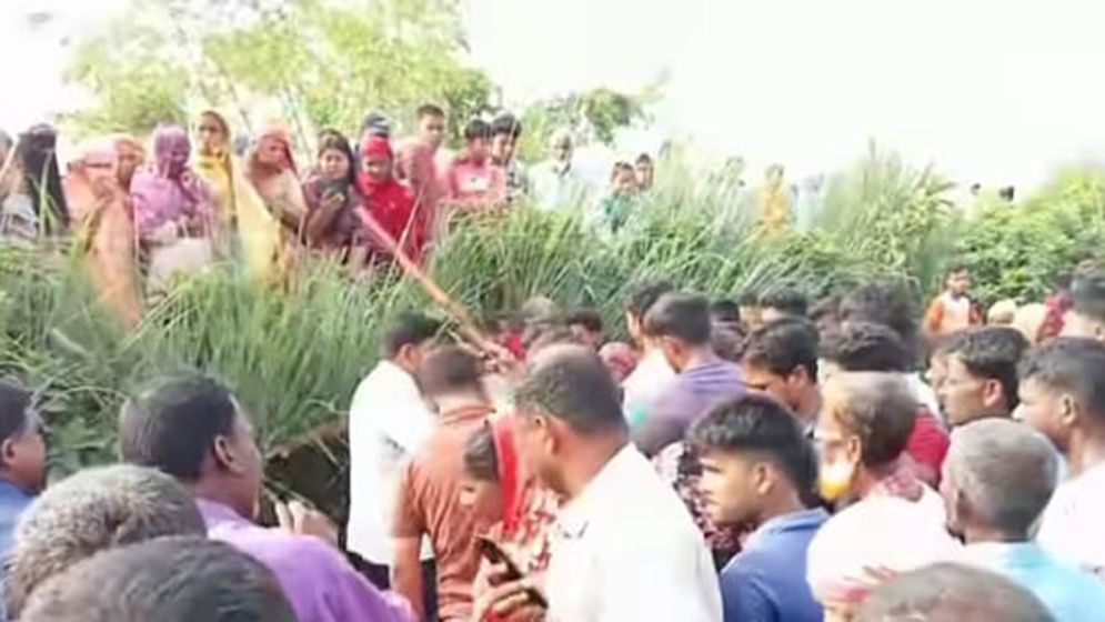 নারীর দগ্ধ লাশ উদ্ধার, হত্যার অভিযোগ