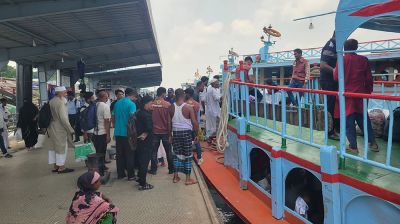 দৌলতদিয়া ঘাটে বেড়েছে কর্মমুখী মানুষ-যানবাহনের চাপ