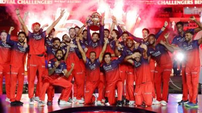 কোহলির নৈপুণ্যে টানা দ্বিতীয়বার শিরোপা জিতল বেঙ্গালুরু