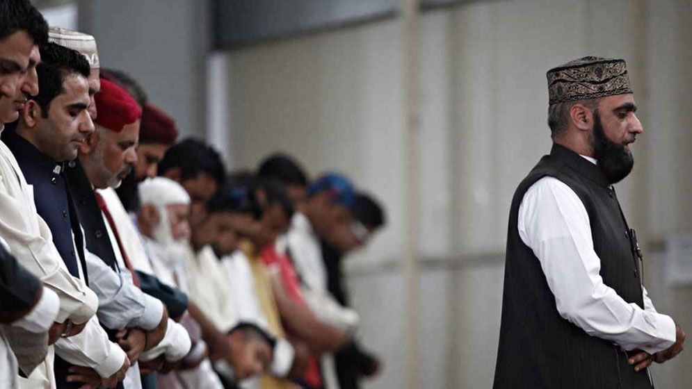 ঠোঁট না নেড়ে মনে মনে কেরাত পড়লে কি নামাজ হবে?
