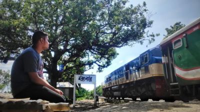 ‘বনলতা এক্সপ্রেস’ নিয়ে হাসনাত আবদুল্লাহর রিভিউ